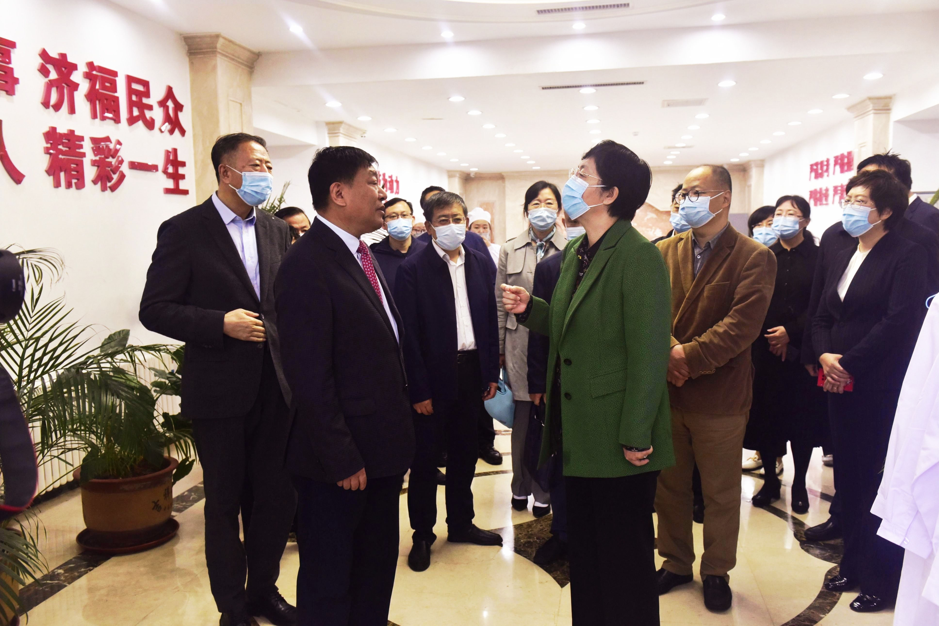 國家藥品監(jiān)督管理局局長、農(nóng)工黨中央副主席焦紅來吉林省北藥藥材加工有限公司調(diào)研考察